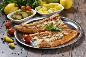 Restoranlara Müşteri Çekmenin Sırları 4 Yemek fotoğrafçısı korkut doğan tarafından izmirde çekilmiş muhteşem bir kaşarlı kuşbaşılı pide fotoğrafı