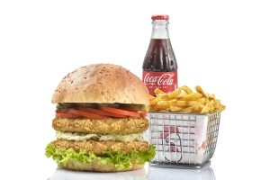 Restoranlara Müşteri Çekmenin Sırları 3 profesyonel Yemek fotoğrafçısı korkut doğan tarafından çekilmiş Tavukburger patates kola fotoğrafı