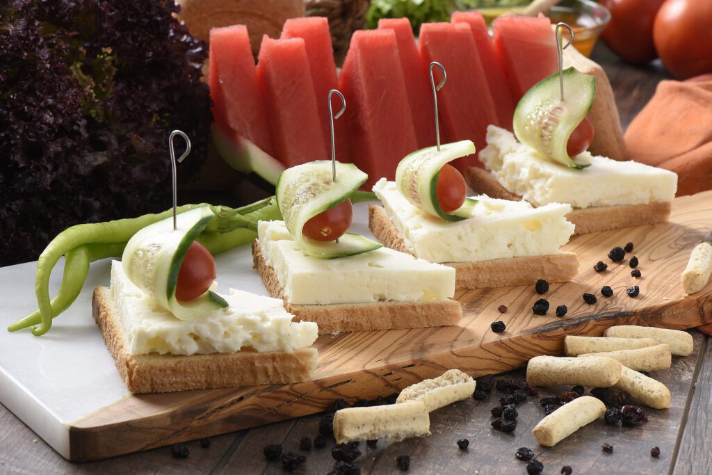 Peynir süt ürünleri için profesyonel ürün fotoğrafı — İzmir tulumu ve kaşar peynir çekimi