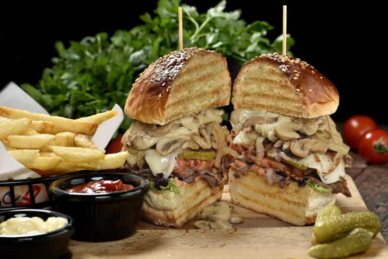 izmir konak hamburger fotoğrafçısı mantarlı smoke burger.jpeg